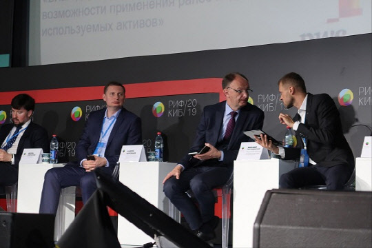 "러시아 인터넷 포럼 전시회 2019" 오프닝 세레모니에 참석한 VIP들이 스피치를 경청하고 있다. 왼쪽부터 Igor Lyapunov(국영통신사 부사장), Andrey Vorobyov(TLD RU 협회장), Mikhail Seslavinsky (Federal Agency 청장), Sergey Plugotarenko(RAEC 협회장)